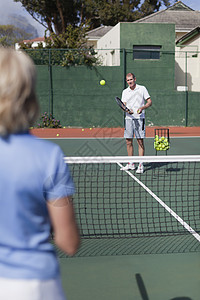 老夫妇在球场上打网球两个人高清图片素材