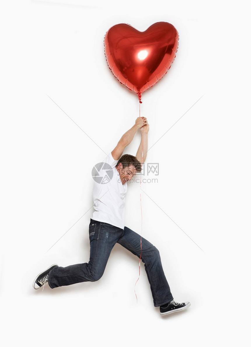 被心气球吊起的男人图片