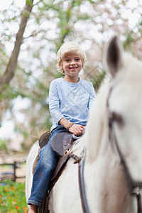 骑马的男孩图片