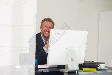 计算机旁的男人图片