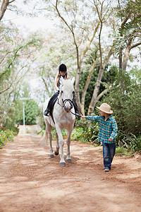 男孩和女孩骑马图片