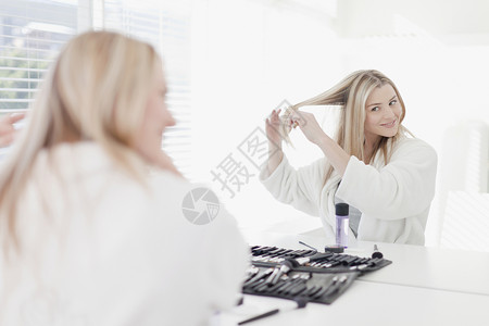 梳着头发的女人背景图片