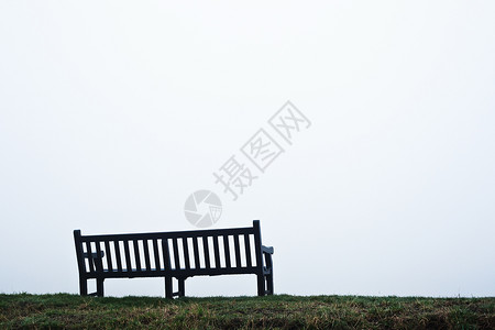 大雾中的长凳图片