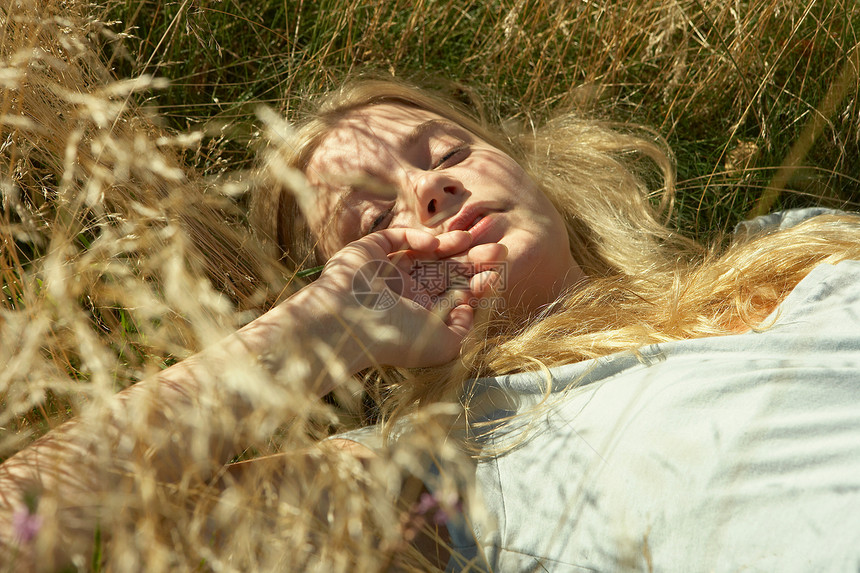 躺在长草里的年轻女子图片