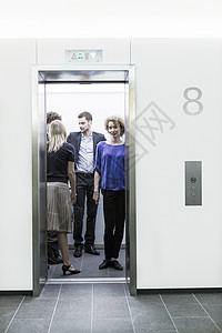 电梯里的人站在电梯里的商人背景