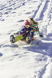 孩子们在滑雪图片