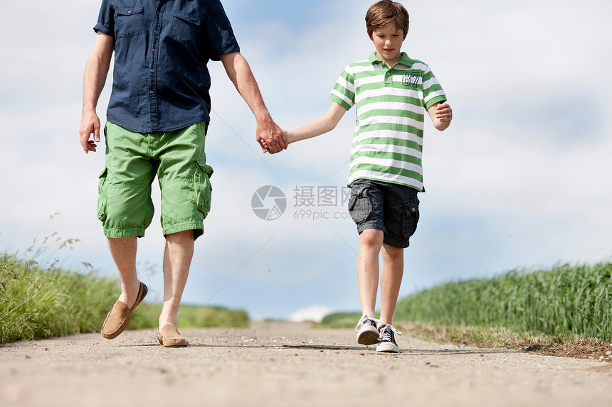 父亲和儿子走在路上图片