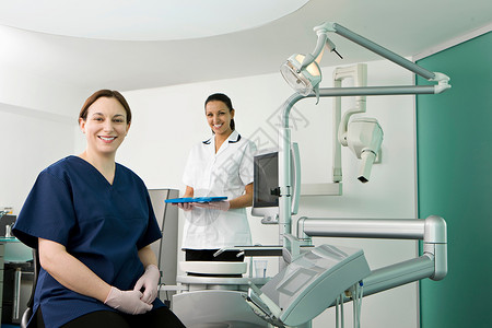 女牙医和牙科护士背景图片