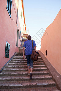 粉色向上楼梯走上石阶的男人背景