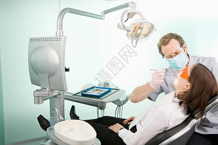 外科牙医检查病人背景图片