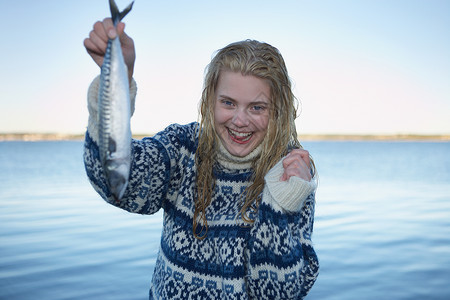 抓鱼的年轻女子图片
