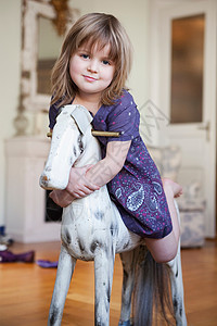 骑白马小女孩骑着摇摆木马的小女孩背景
