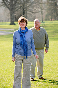 在公园散步的老年夫妇图片