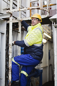 石油钻机上的工人爬梯图片