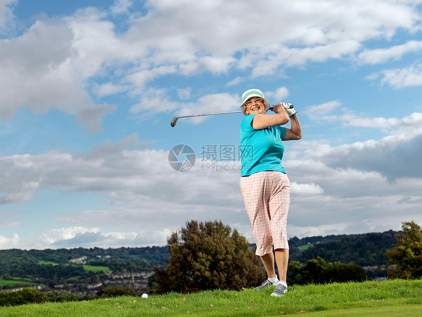 打高尔夫球的老年女性图片