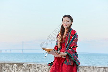 文艺美女在海边绘画高清图片