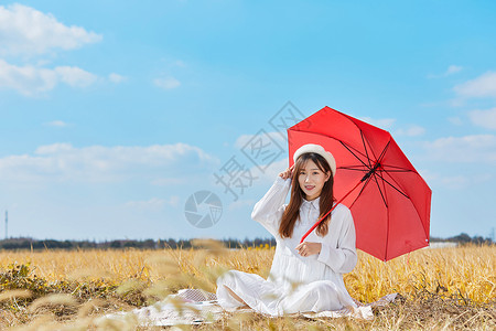 文艺美女手撑红色雨伞高清图片