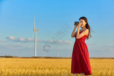 文艺美女拿相机拍照图片