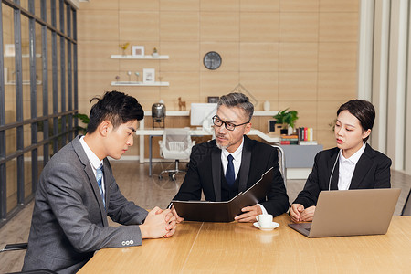 青年男性求职面试受阻高清图片