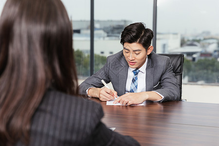 青年男性求职面试高清图片