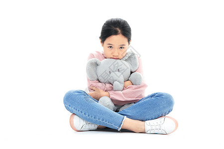 儿童小象玩具抱着玩具小象失落的小女孩背景