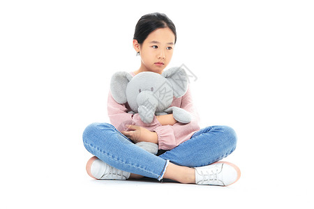 小象玩具抱着玩具小象失落的小女孩背景