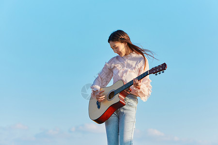 文艺美女弹吉他背景图片