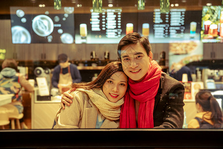 咖啡店橱窗内的冬季情侣图片