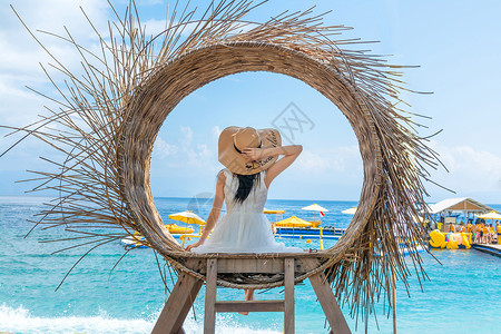 海边度假的女孩巴厘岛少女的背影背景