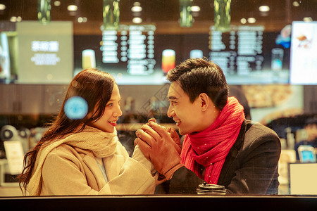 咖啡店橱窗冬季情侣橱窗爱恋背景