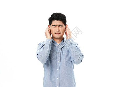 青年男性捂耳朵图片