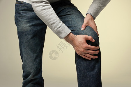 青年男性膝盖疼图片