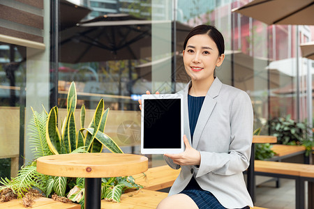 商务女性拿平板电脑户外办公图片