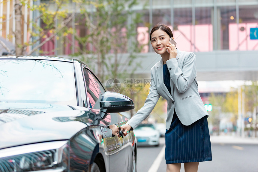 商务女性开车门图片