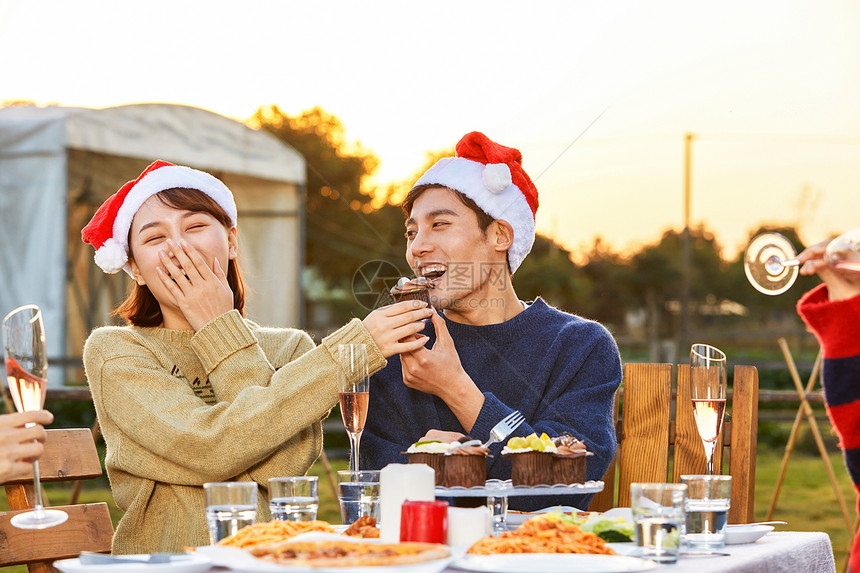 青年人圣诞聚会图片