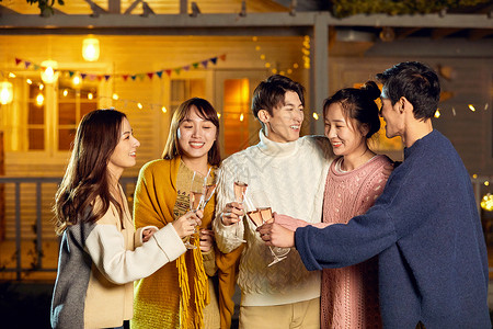 青年人聚会喝酒碰杯亚洲人高清图片素材