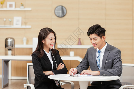 面试官与填表格的求职男性背景图片