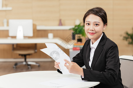 求职女性填写面试表格高清图片