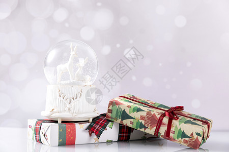 圣诞玻璃雪球和礼物盒图片
