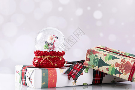 圣诞玻璃雪球和礼物盒背景