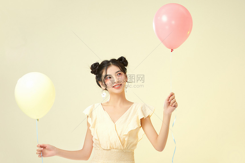 可爱女生手拿气球图片
