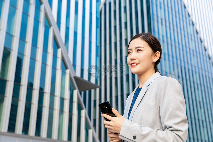 商务白领女性户外办公图片