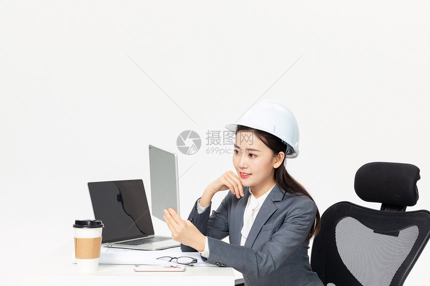 女性工程师拿平板电脑办公图片