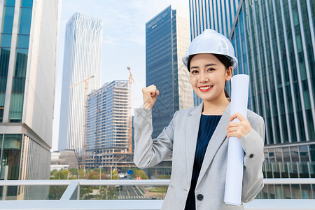 女性建筑工程师户外拿图纸高清图片