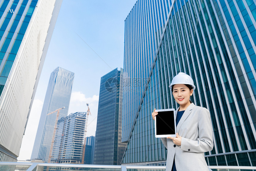 女性建筑工程师美女拿平板电脑图片