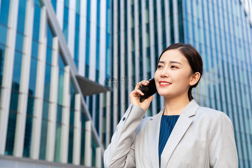 商务女性户外打电话图片