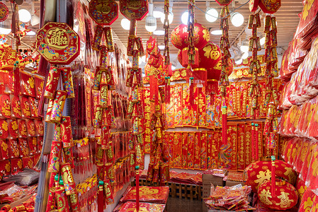 红对联年货市场红鞭炮挂饰新年装饰背景