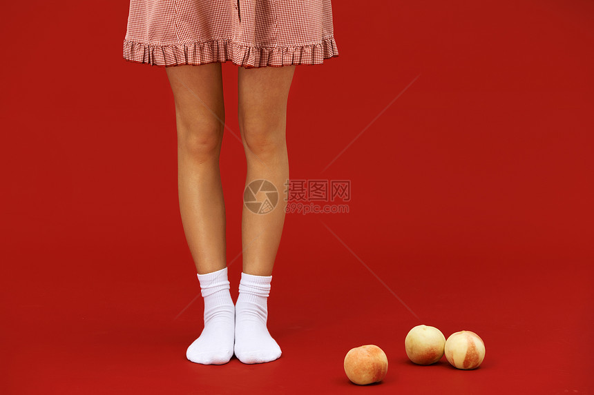 可爱女生腿部和蜜桃图片