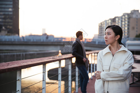 中国情人桥情侣户外吵架背景