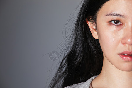 流泪的女人被家暴的女性面部流泪特写背景